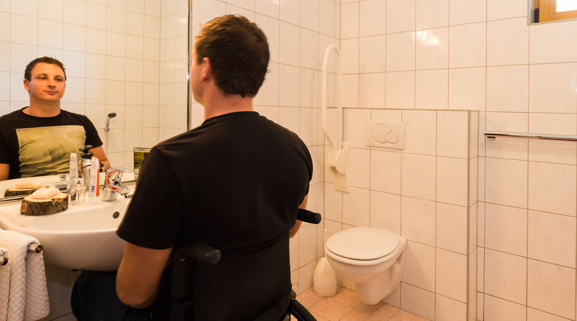 rolstoeltoegankelijke badkamer